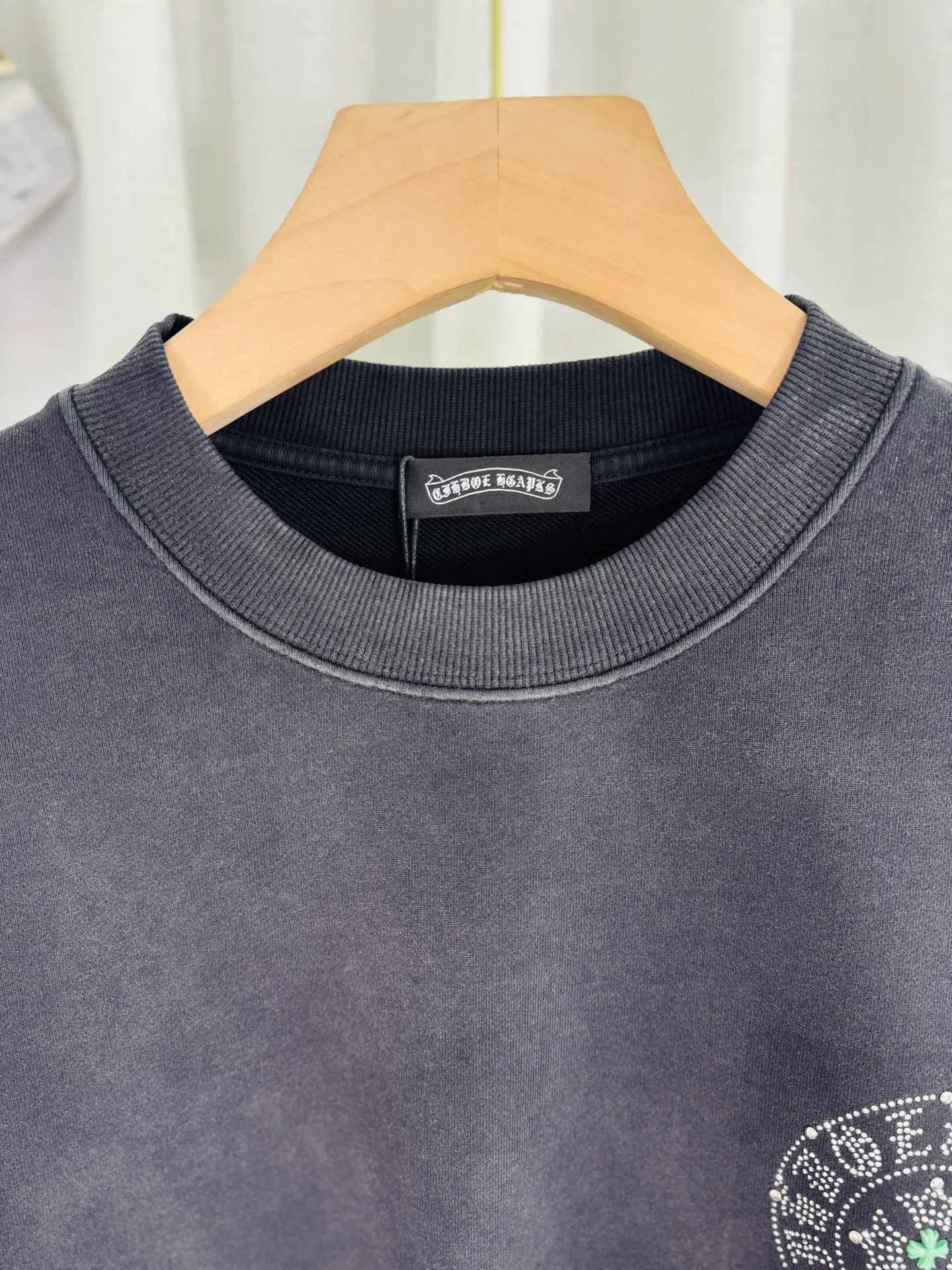 P290 top version, real shot without P, ​​different from market currency) 𝗖𝗵𝗿𝗼𝗺𝗲 𝗛𝗲𝗮𝗿𝘁𝘀/Croxin 2025 Autumn and Winter New Original Single Counter American 3D Rivets and Stickers Couple Casual Sweater 👑The highest version! Customized fabric 430g tripe terry fabric! American-style pickled and distressed original fabric, laser-burned flowers, rivets and diamonds, exquisite embroidery of letters! The best-selling model in the counter, very comfortable to wear. Accessories: original molded and authenticated collar label➕100% silk wash label. Genuine purchase-grade original hangtag➕matching hanging rope➕3D hanging beads➕original packaging bag. Craftsmanship: The original version has consistent wiring! The highest version of the armhole matching technique! Color: Pink Black Green Purple Size: S M L XL Style Number: 25-375